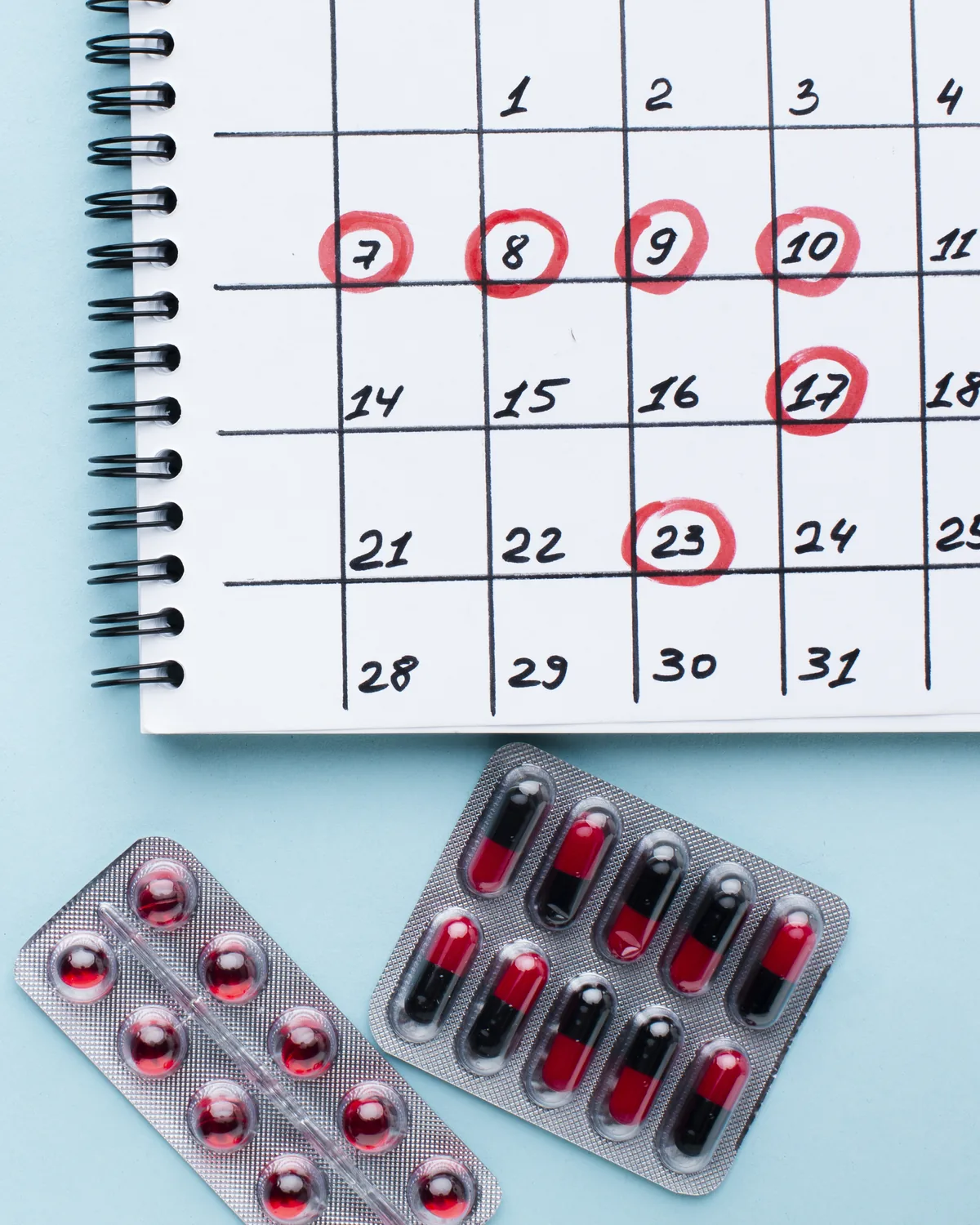 Ausgefüllter Kopfschmerzkalender mit eingetragenen Kopfschmerztagen und Medikamenten