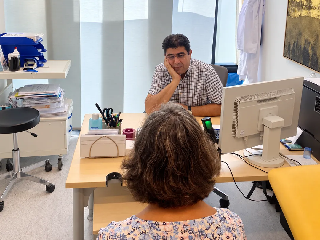Sprechstunde in der neurologischen Privatpraxis MY Neurologie in Mannheim: Assoc. Prof. (TR) Dr. med. Mehmet Yücel im Gespräch mit einer Patientin