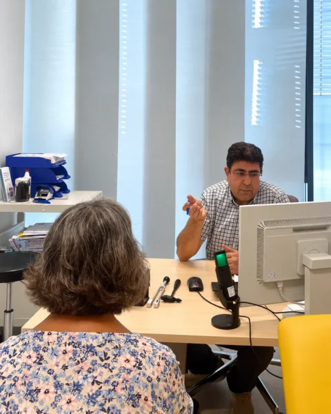Assoc. Prof. (TR) Dr. med. Mehmet Yücel im Gespräch mit einer Patientin in der Sprechstunde